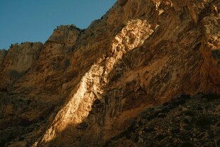 夕阳下的嶙峋山壁