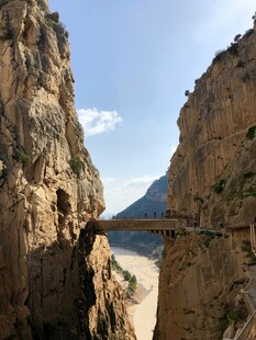 峡谷间的悬空桥梁景观