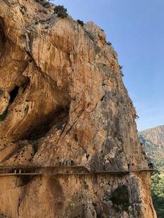 险峻山壁间的狭窄栈道