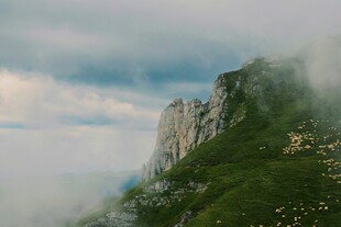 云雾缭绕的峻峭山峰