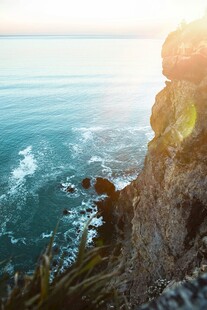 海边悬崖日出壮丽景观