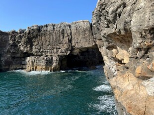 海边岩石与海水景观