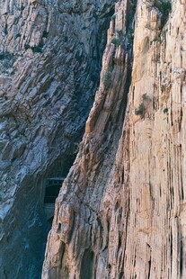 陡峭岩壁景观