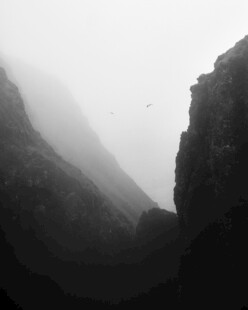 黑白山间景致