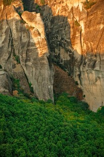 壮丽山景与葱郁植被
