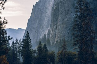 壮丽山林间的巍峨峭壁