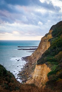 海岸悬崖边的壮丽海景