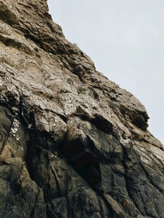 陡峭嶙峋的岩石景观