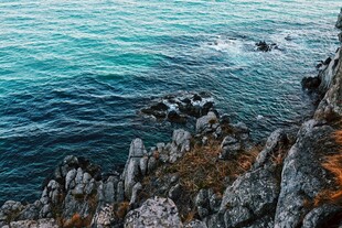 海边嶙峋礁石与碧蓝海水