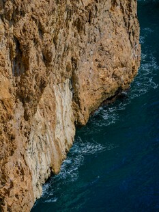 海边陡峭悬崖与蓝色海水