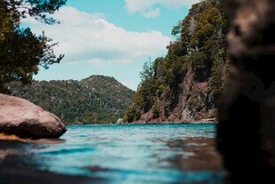 宁静山水间的自然美景