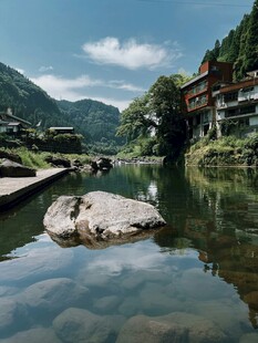 山间河畔宁静村落美景