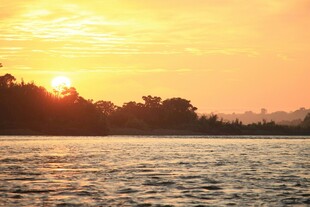 夕阳下波光粼粼的水面