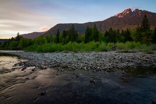 夕阳下的河畔山林美景