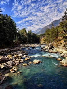 山间清澈溪流美景