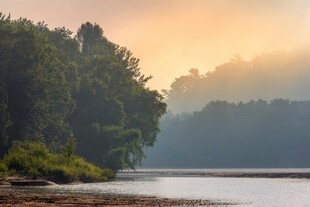 河畔晨曦美景