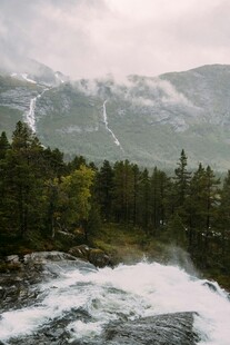 山间湍急溪流与远处雪山