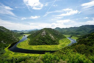 青山绿水间的蜿蜒河流