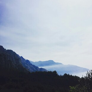 山峦云海间的自然景致