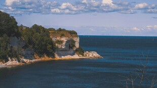 海岸风光 蓝色大海与崖岸