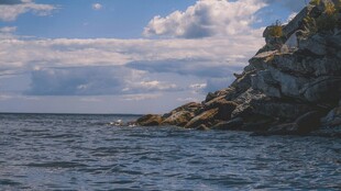 海边嶙峋岩石与广阔海面