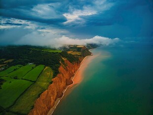 碧海红崖绿草地