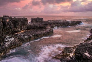 海边日落时的礁石与海浪