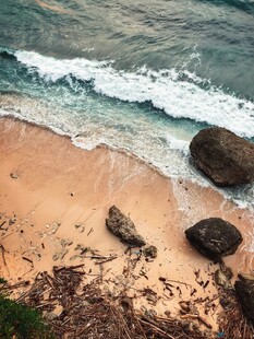 海边沙滩与海浪中的礁石