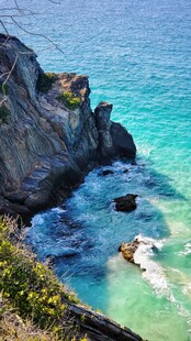 海边嶙峋峭壁与碧蓝海水