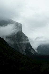 云雾缭绕的壮丽山峦