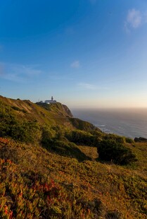 海岸风光 山丘与辽阔大海