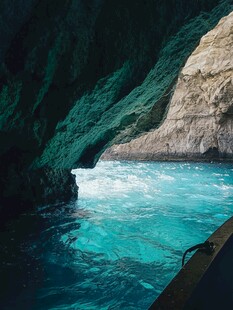 海边洞穴下的碧蓝海水