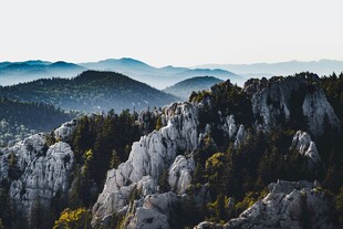 壮丽山峦景观