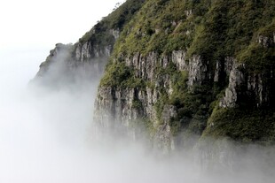 云雾缭绕的陡峭山壁