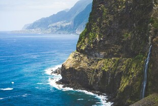 海岸悬崖边的壮美海景
