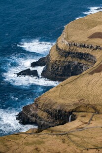 海岸边的嶙峋岩石与海浪