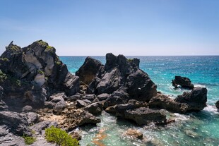 海边嶙峋礁石与碧蓝海水