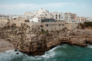 海岸边的古老建筑景观