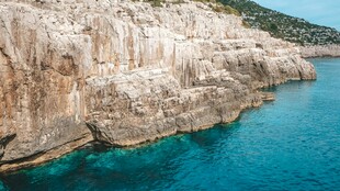 海岸悬崖边的碧蓝海水