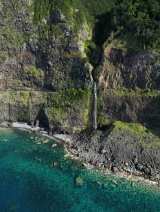 海岸悬崖瀑布的绝美风光