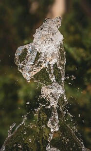 水花飞溅瞬间