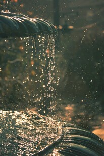 阳光下的水流倾泻景象