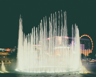 城市夜景中的绚丽音乐喷泉