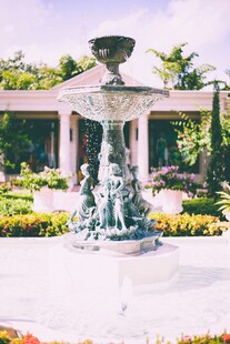 花园中的精美喷泉景观