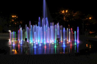绚丽多彩的夜间音乐喷泉