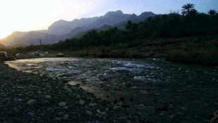 夕阳下的山间溪流美景