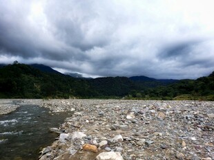 山间河滩 阴云密布之景