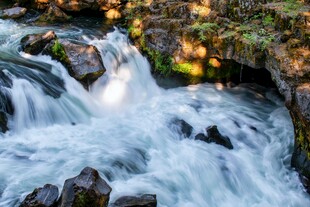 山间溪流瀑布美景