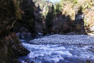 山间湍急溪流与嶙峋怪石