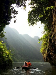 泛舟于青山绿水间